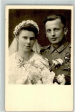 Ein junger deutscher Soldat mit seiner Braut Soldatenliebe WK II Privatfoto AK