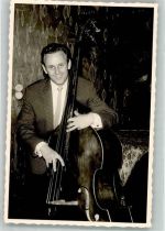 Junger Mann am Kontrabass Musikinstrument Privatfoto AK
