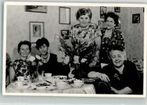 Frauen gedeckter Tisch Privatfoto AK