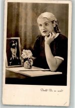 Junge Frau mit einem Bild ihres Liebsten bei der Luftwaffe Amag 67410/I Soldatenliebe WK II 1940 Gebrauchsspuren