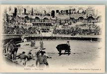 Nimes Stier bringt in der Arena einen Torero mit Pferd zu Fall Stierkampf