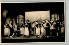 Bühnenszene eines heiteren Singspieles mit Darstellern in holländischer Tracht vor einer Windmühle Operette FOTO KEINE AK