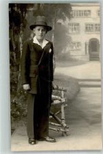09392 O9162 Auerbach , Erzgeb - Jugendlicher Anzug Hut Ort lt. Fotograf