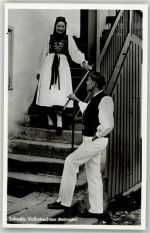 72760 W7410 Betzingen Foto AK Schwäbische Volkstrachten Mann Frau Tracht Treppe