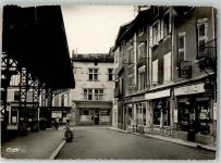 38270 Beaurepaire Gebrauchsspuren Place de la Halle Motorroller