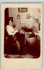 Frau am Sekretär Buch lesen Privatfoto AK