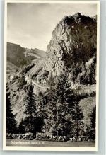 79244 W7816 Münstertal , Schwarzwald Foto AK Die Felsformation Scharfenstein mit Landstraße