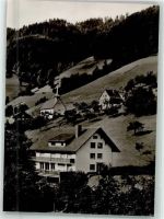 79263 W7809 Wildgutach Foto AK mit Gasthaus Pension zum Löwen und Hubertus-Kapelle