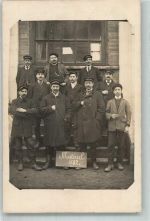Liege Lüttich / Luik Männer mit Schirmmützen hinter einer Tafel mit der Aufschrift Matériel Ort lt. Recherche Motiv Belgien 1912 Privatfoto AK