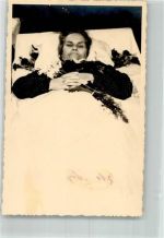 Frau Aufbahrung Friedhof Privatfoto KEINE AK