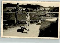 Ein Mädchen mit seinem Hund auf der Dorfstraße Schäferhund Privatfoto AK