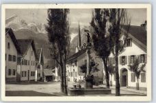 82467 W8100 Partenkirchen - Ortsansicht, Floriansplatz mit Blick auf Alpspitze und Zugspitze