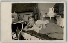 Patient Bett Waschschüssel Nachttisch Medizin Foto AK
