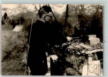 Feuermachen Mann Brille Grillstelle Feuer