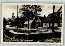 98711 O6304 Frauenwald Foto AK Dorfbrunnen mit St. Nicolai Kirche Fotograf Bechstein