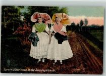 Frauen in der Sonntagstracht während eines Spaziergangs Trachten Spreewald