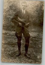 Junger Mann mit seiner Geige im Garten Geiger Privatfoto AK