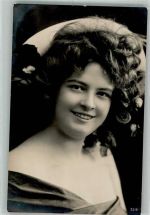 Junge Frau mit gewellten Haaren Haarmode 1908