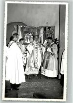 Bischof im Ornat mit Geistlichen beim Segen Christlicher Anlass Privatfoto AK