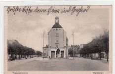 Treuenbrietzen. Abgebildet ist der Marktplatz mit dem Rathaus. Postalisch befördert mit Marke. Die Marke wurde entfernt, sonst gut erhalten.