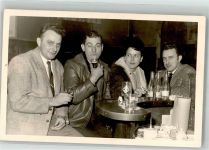 Frau Zigarette Bierkrug Privatfoto