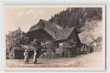 Holzwald. Schwarzwaldhaus mit Bäuerinnen ungelaufen Leichter Bug Kartenmitte, sonst gut erhalten