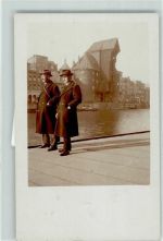 Danzig Gdansk Privatfoto AK Männer Mantel Hut Fluss Turm