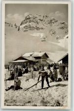 83727 W8162 Schliersee - Winter Bodenschneidhaus mitHohenpreissenberg Skifahrer