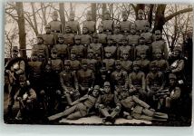 Größere Gruppe Soldaten mit Offizieren in der Mitte Fotograf Seebauer Militär Österreich 1911 Foto AK