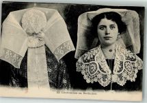 Frauen mit geklöppelten Kopfbedeckungen und ebensolchen Schals aus dem Limousin in Frankreich Spitze (Klöppeln)