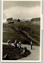 79677 W7869 Belchen im Schwarzwald Foto AK Wanderer unterhalb des Gasthaus Hotel Belchenhaus