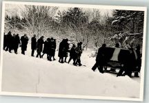 Sarg wird zur Grabstelle getragen/Gefahren im Winter Friedhof Privatfoto AK