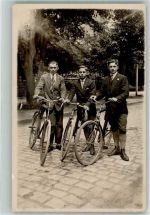 Drei junge Männer mit ihren Rädern Fahrrad 1928 Privatfoto AK