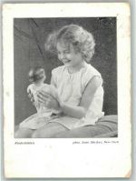 New York City Kleines Mädchen mit seiner Puppe Ort lt. Fotograf Anne Shriber Exterikultur Gesundheits- und Schönheitspflege Werbung Kosmetik Gebrauchsspuren