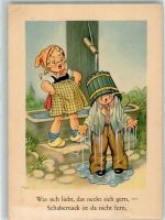 Mädchen begießt Jungen mit einem Eimer Wasser Künstlerkarte Kinderpoesie Gebrauchsspuren