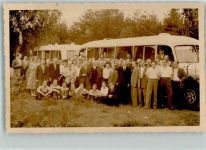 Männergesellschaft vor ihrem Bus mit Anhänger Omnibus Privatfoto AK