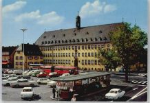 W6090 Rüsselsheim VW Bully Autos Rathaus Omnibus Foto AK