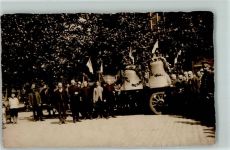 Glocken Wagen Fahne Blumen Zuschauer Kirche