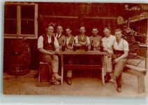 Arbeiter eines Sägewerkes beim Feierabendbier Holzverarbeitung Privatfoto AK