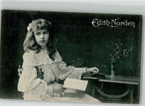 Portrait von Edith Norden mit Buch Nr. 64848 Dr. Trenkler & Co.