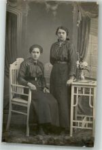 01844 O8355 Neustadt , Sachs - Zwei junge Frauen im gleichen Kleid im Fotostudio Ort lt. Fotograf Alwin Teich