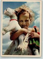 W1000 Schöneberg Kleines Mädchen mit Stoffhund und Puppe KaDeWe Abteilung Alles für das Kind Spielzeug Foto AK