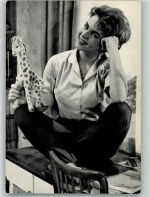 Portrait von Conny Froboess mit Stoffgiraffe Filmschauspieler Gebrauchsspuren
