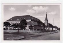 Lautawerk mit Schule gelaufen von ca. 1940 kleiner Knick am rechten Rand in der Mitte, kleiner Riß am linken Rand in der Mitte, sonst gut erhalten.