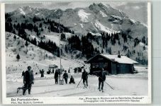 82467 W8100 Partenkirchen - Schlitten und Skifahrer