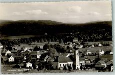 94518 W8377 Frauenau , Bayerischer Wald Foto AK mit Pfarrkirche Mariä Himmelfahrt und Friedhof