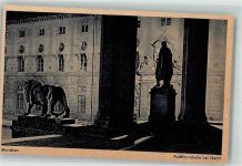 80331 W8000 München - Feldherrnhalle bei Nacht Löwe Denkmal