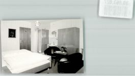 56346 W5422 St. Goarshausen FOTO KEINE AK Hotel Christian Zimmer Bett Schrank Wandbild Dusche Waschbecken Sessel Tisch Blumen Ort handschriftlich Foto Original aus Archiv eines Ansichtskartenverlags