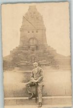 O7000 Leipzig Portrait Mann mit Regenschirm Völkerschlachtsdenkmal