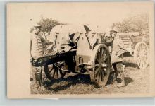 Zwei deutsche Offiziere betrachten eine durch Rohrkrepierer zerstörte Kanone Artillerie WK I Privatfoto AK